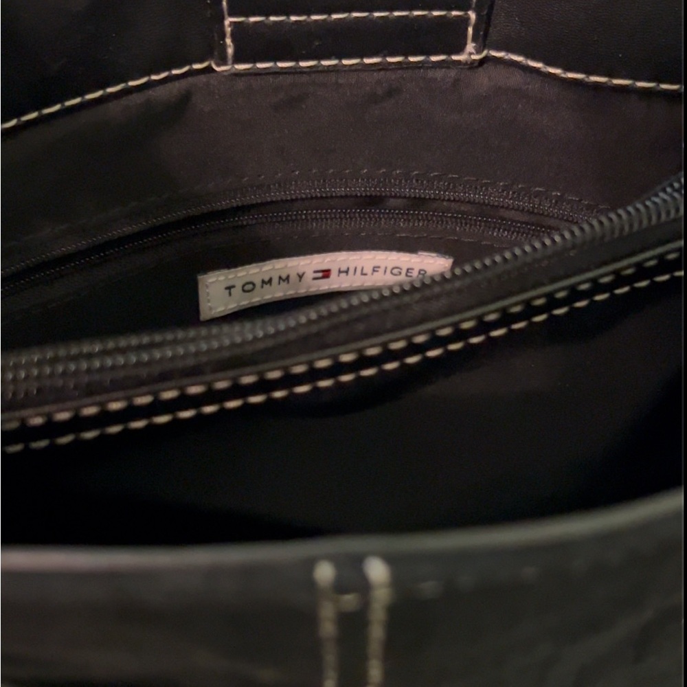 Tommy Hilfiger Black Wallet Sleek Design